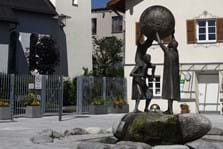 Spitalplatz mit Brunnen.
