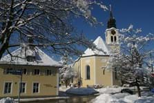 Stadtpfarrkirche St. Michael mit Pfarrheim.