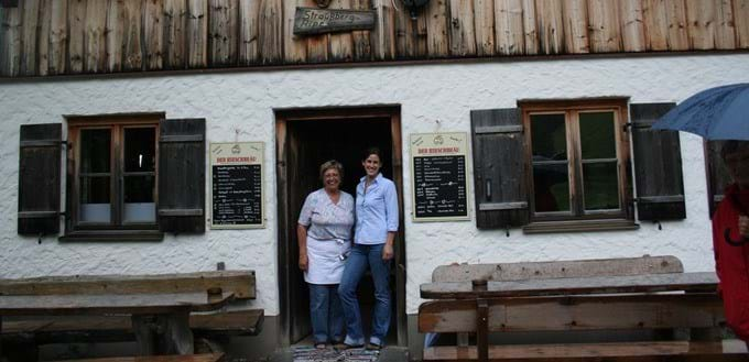 Christa und Andrea (von links) freuen sich auf Ihren Besuch und verwöhnen Sie gerne mit qualitativ hochwertigen Produkten