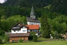 Blick auf den Kirchbichel und die Kapelle St. Leonhard in Berghofen.