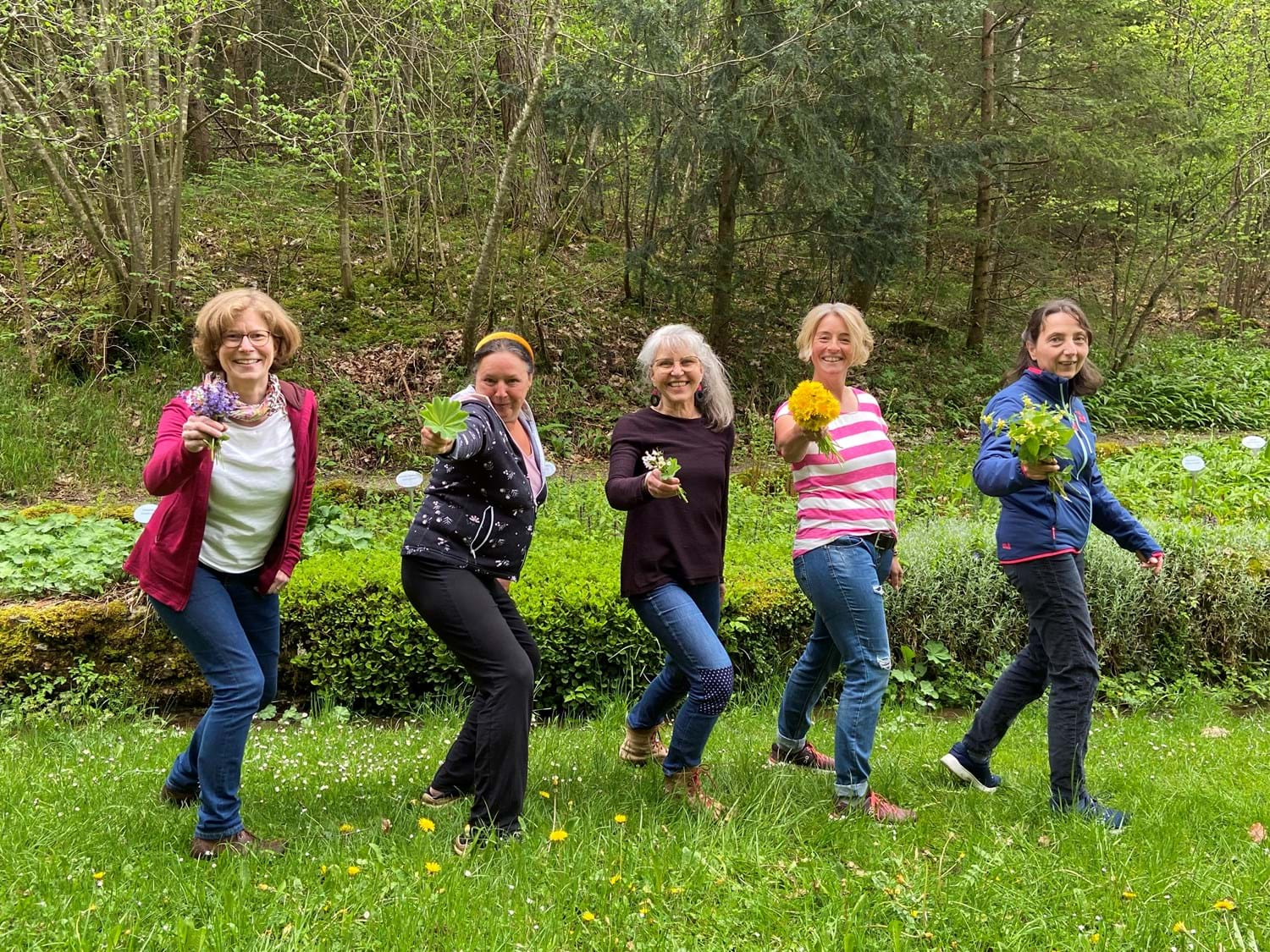 Die Sonthofer Kräuterfrauen stellen sich vor: (v.li.n.re.) Susanne Malcher, Andrea Danzer, Gabriele König, Sigrun Strehle und Jutta Vogler.