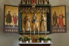 Die Kapelle St. Leonhard in Berghofen mit ihrem Flügelaltar aus dem 15. Jahrhundert, der der Werkstatt von Hans Strigel d. Ä. zugeschrieben wird.