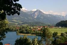 Blick auf den Sonthofer See mit der dahinterliegenden Illersiedlung